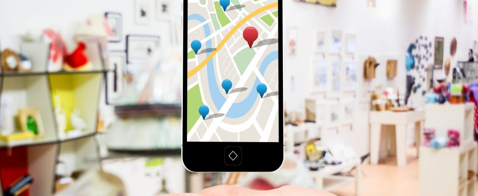 Un teléfono móvil abre Google Maps